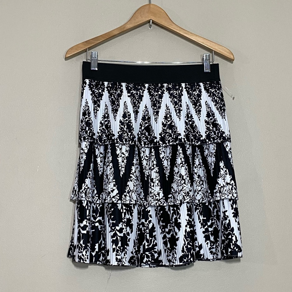 White House Black Market || Women's Black/White Floral Pleated Tier skirt Sz S